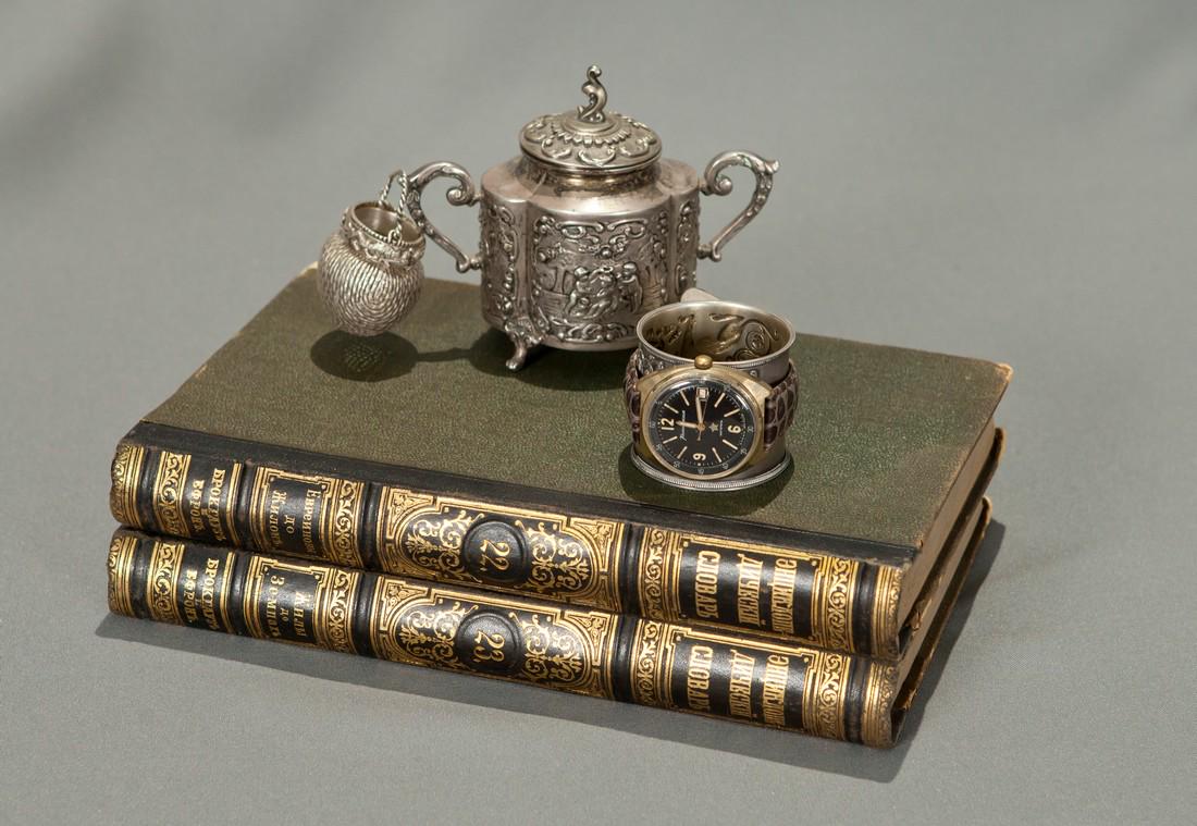 Komandirskiye vintage men wrist watch / Mechanical: Title: Komandirskiye vintage men wrist watch / Mechanical watch Additional Information: MaterialsBand material: LeatherGold, Stainless steelKomandirskiye vintage men wrist watch. Russian antique unise