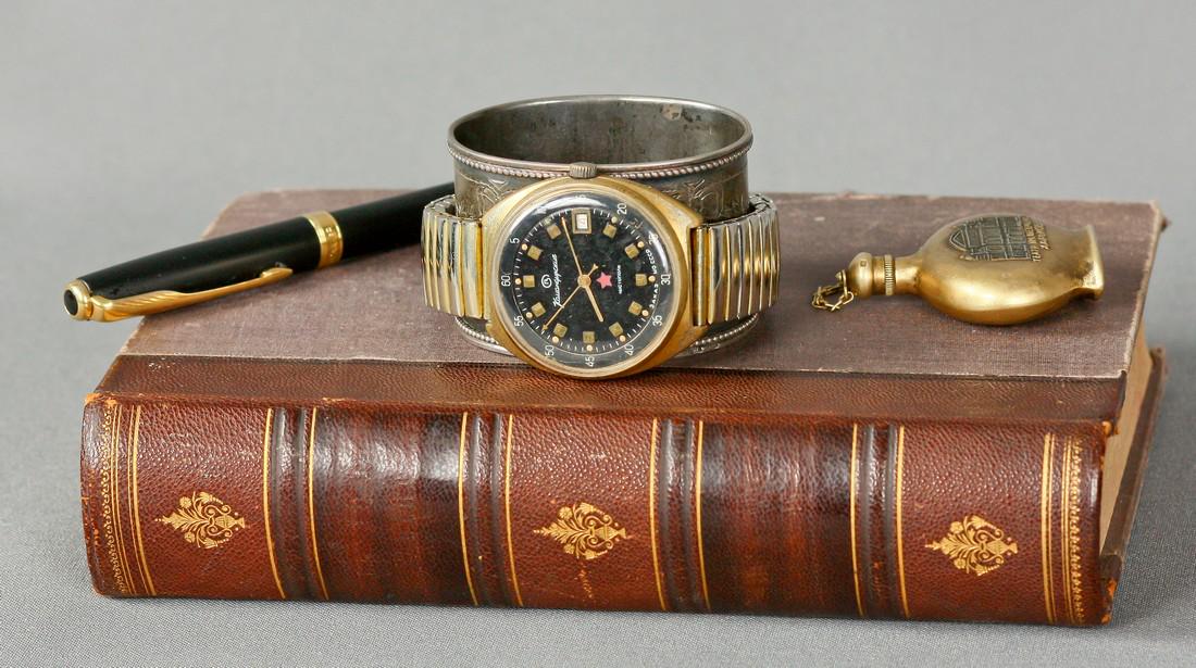 Komandorskie Vintage Men Wrist Watch / Rare Russian: Title: Komandorskie Vintage Men Wrist Watch / Rare Russian Antique Unisex Black USSR Watches Additional Information: MaterialsBand material: LeatherGold, Stainless steelKomandorskie Vintage Men Wrist