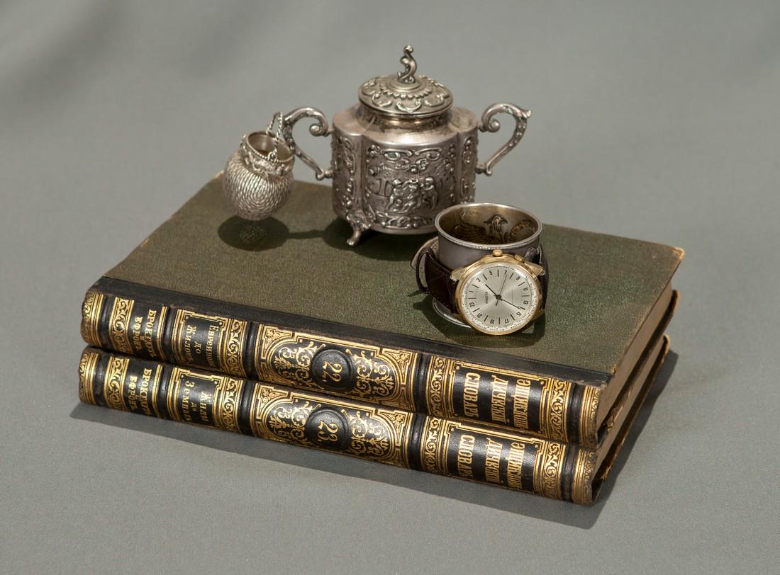 Raketa Vintage Men Wrist Watch / Russian Antique: Title: Raketa Vintage Men Wrist Watch / Russian Antique Watches Additional Information: MaterialsBand material: LeatherGoldRaketa vintage men wrist watch russian antique unisex white USSR watches. Men