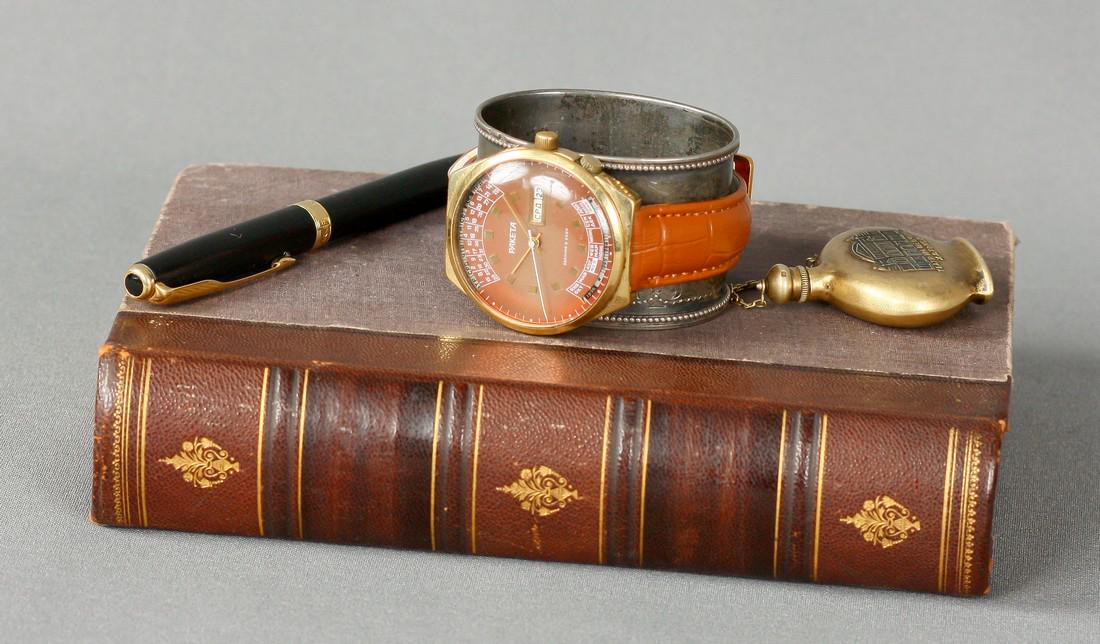 Raketa vintage men wrist watch russian antique unisex: Title: Raketa vintage men wrist watch russian antique unisex white USSR watches Additional Information: MaterialsBand material: LeatherGold, Stainless steelRaketa vintage men wrist watch russian antiq