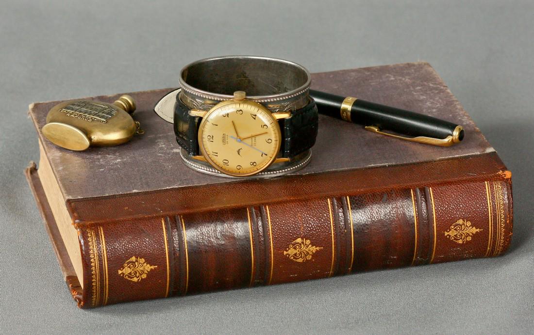 Cornavin Deluxe Automatic Vintage Men Wrist Watch: Title: Cornavin Deluxe Automatic Vintage Men Wrist Watch Soviet Antique Unisex Wrist Watches USSR Additional Information: MaterialsBand material: LeatherGold, Stainless steelCornavin deluxe automatic