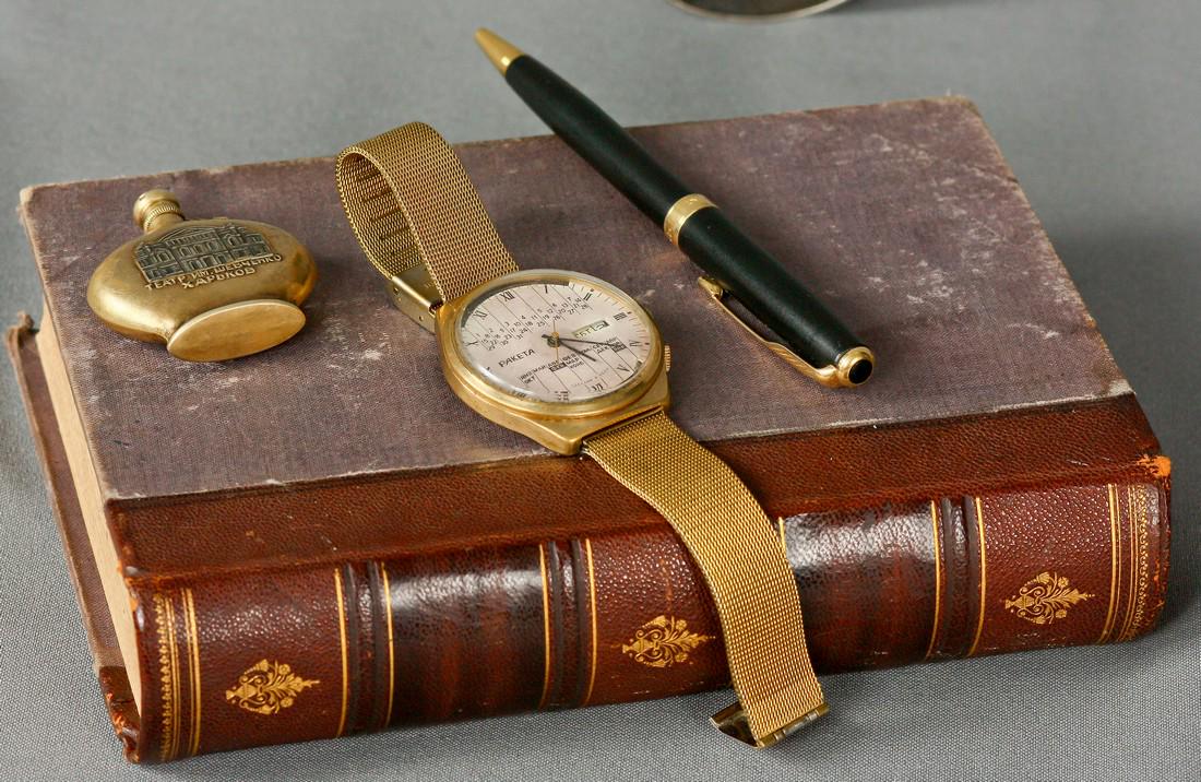 Raketa vintage men wrist watch russian antique white: Title: Raketa vintage men wrist watch russian antique white USSR watches Additional Information: MaterialsBand material: LeatherGold, Stainless steelRaketa Vintage Men Wrist Watch Russian Antique Unis