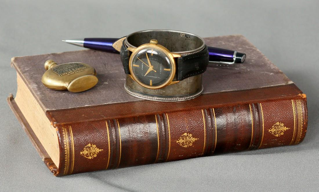 Raketa vintage men wrist watch/ Golden Black antique: Title: Raketa vintage men wrist watch/ Golden Black antique USSR watches Additional Information: MaterialsBand material: LeatherGold, Stainless steelRaketa vintage men wrist watch russian antique unis