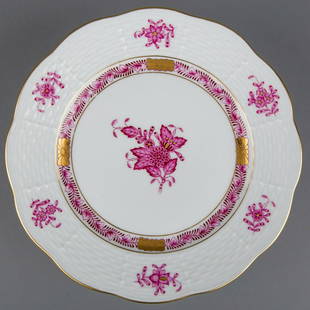 Herend Chinese Bouquet Raspberry Dessert Plate #516: Title: Herend Chinese Bouquet Raspberry Dessert Plate #516 1/2/APDescription: Herend Chinese Bouquet Raspberry Dessert Plate Manufacturer: Herend Porcelain Manufactory (Hungary) Quality: