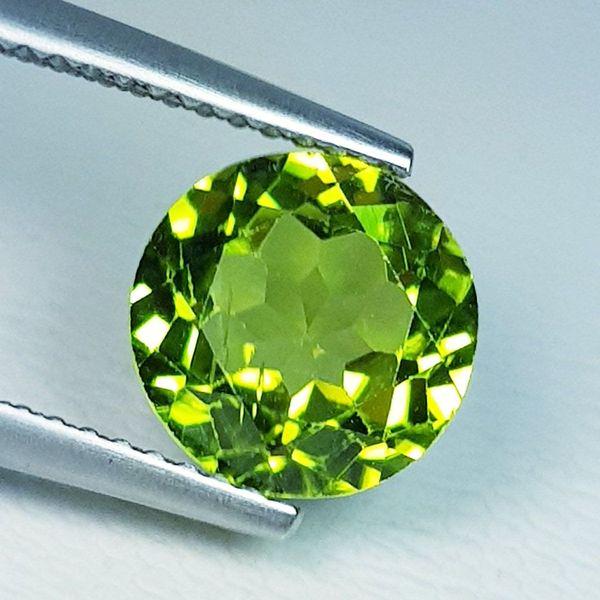 Natural Peridot Round Cut 3.01 ct: No Reserve! Title: Natural Peridot Round Cut 3.01 ct Color/Clarity: VVS Gemstones: Loosegemstone Carat Weights: 3.01 Size/Dimensions:8.70 x 8.70 x 5.20 Additional Info:Round - Pakistan Shipping: Domes