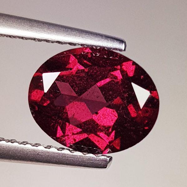 Natural Rhodolite Garnet Oval Cut 2.19 ct: No Reserve! Title: Natural Rhodolite Garnet Oval Cut 2.19 ct Color/Clarity: VVS - VS Gemstones: Gemstones Carat Weights: 2.19 Size/Dimensions:8.90 x 7.23 x 4.10 Additional Info:Oval - Burma Shipping: 