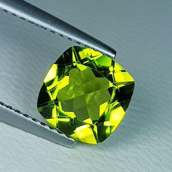 Natural Peridot Cushion Cut 2.18 ct: No Reserve! Title: Natural Peridot Cushion Cut 2.18 ct Color/Clarity: VVS Gemstones: Loosegemstone Carat Weights: 2.18 Size/Dimensions:8.10 x 8.07 x 4.40 Additional Info:Cushion - Pakistan Shipping: D