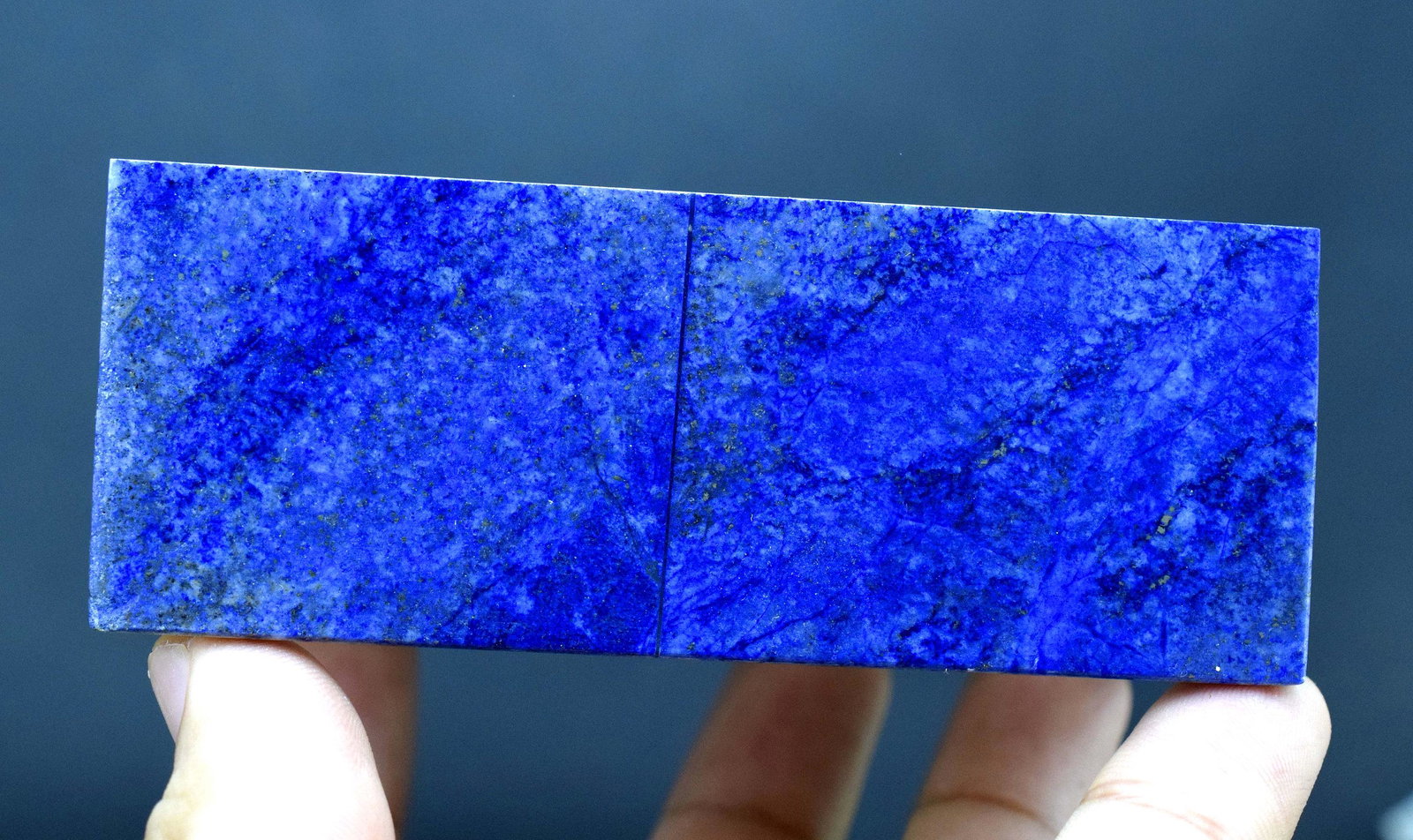 469 Gram royal blue color lapis lazuli jewelery box -: Material Jewelry Box more Description royal blue color lapis lazuli jewelery box Weight : 469 gram Size : 102*75*45 mm Treatment : Natural Origin : badakhshan afghanistan Reserve: $80.00 Shi