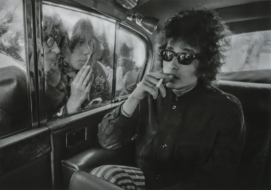Barry Feinstein- Bob Dylan, fans looking in limo (1 of 1)