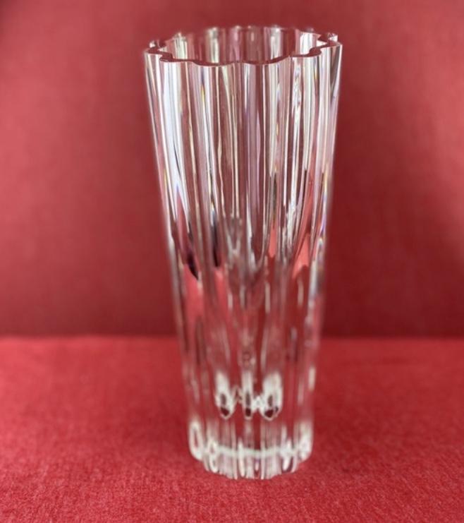 Lenox Crystal Vase 10 1/2": Lenox Crystal Vase Heigh: 10 1/2" Reserve: $10.00 Shipping: Domestic: Flat-rate of $10.00 to anywhere within the contiguous U.S. International: Foreign shipping rates are determined by destination. Co
