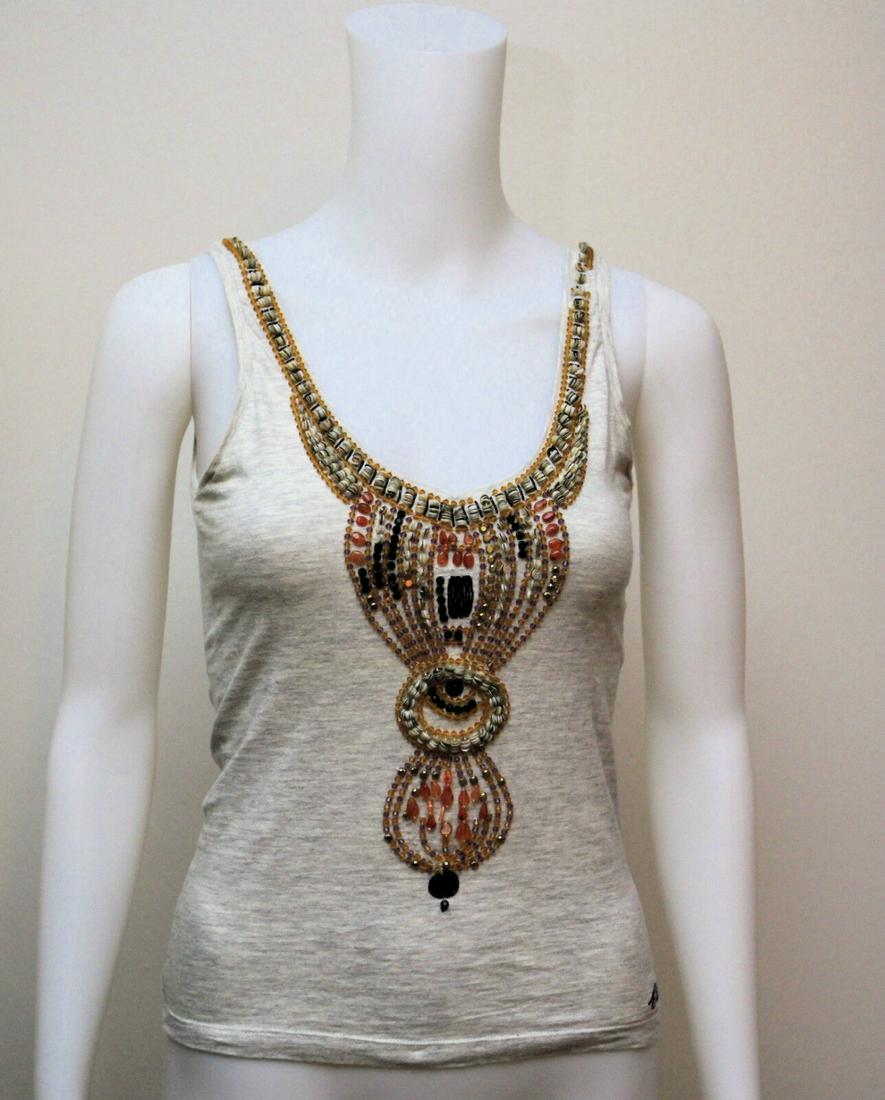 ETRO MILANO ITALY size 40 TANK TOP SHIRT BEADS 100%: N 10NH AUTHENTIC ETRO MILANO SIZE: 40 TANK TOP SIZE: 40 100% COTTON STRETCHY Etro is a New Tradition brand, this means that it functions through the combination of artisan know-how and creative experi