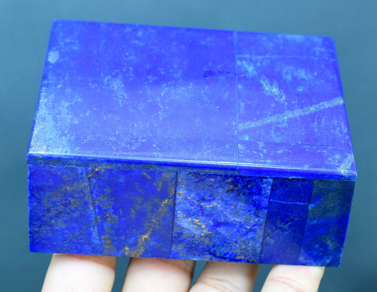 452 gram royal blue color lapis lazuli jewelery box -: Material Lapis Lazuli more Description Royal blue color lapis lazuli jewelery box Weight : 452 gram Size : 103*75*42 mm Treatment : Natural Origin : badakhshan afghanistan DHL Express Reserve: $80.