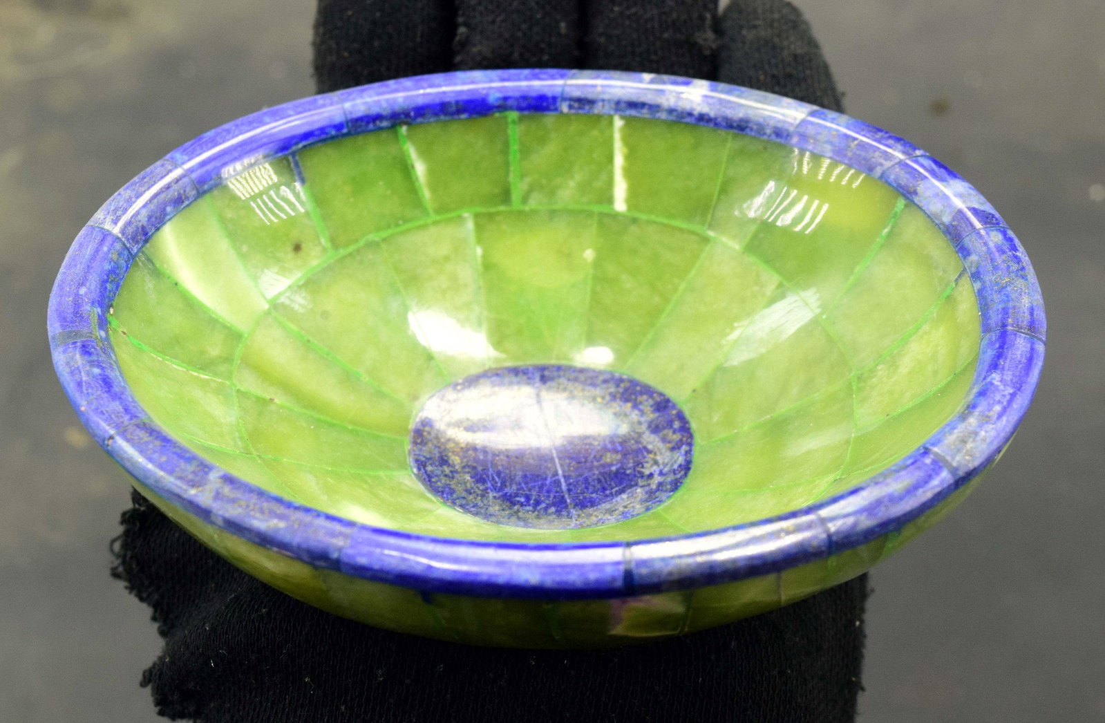 265 Gram Lovely Oval Shape Jade and Lapis Bowl ~: Materials lapis lazuli, jade more Description 265 Gram Lovely Jade and Lapis Bowl ~ Weight : 265 Gram Dimensions : 115*90*45 mm Standard DHL Shipping Reserve: $55.00 Shipping: Domestic: