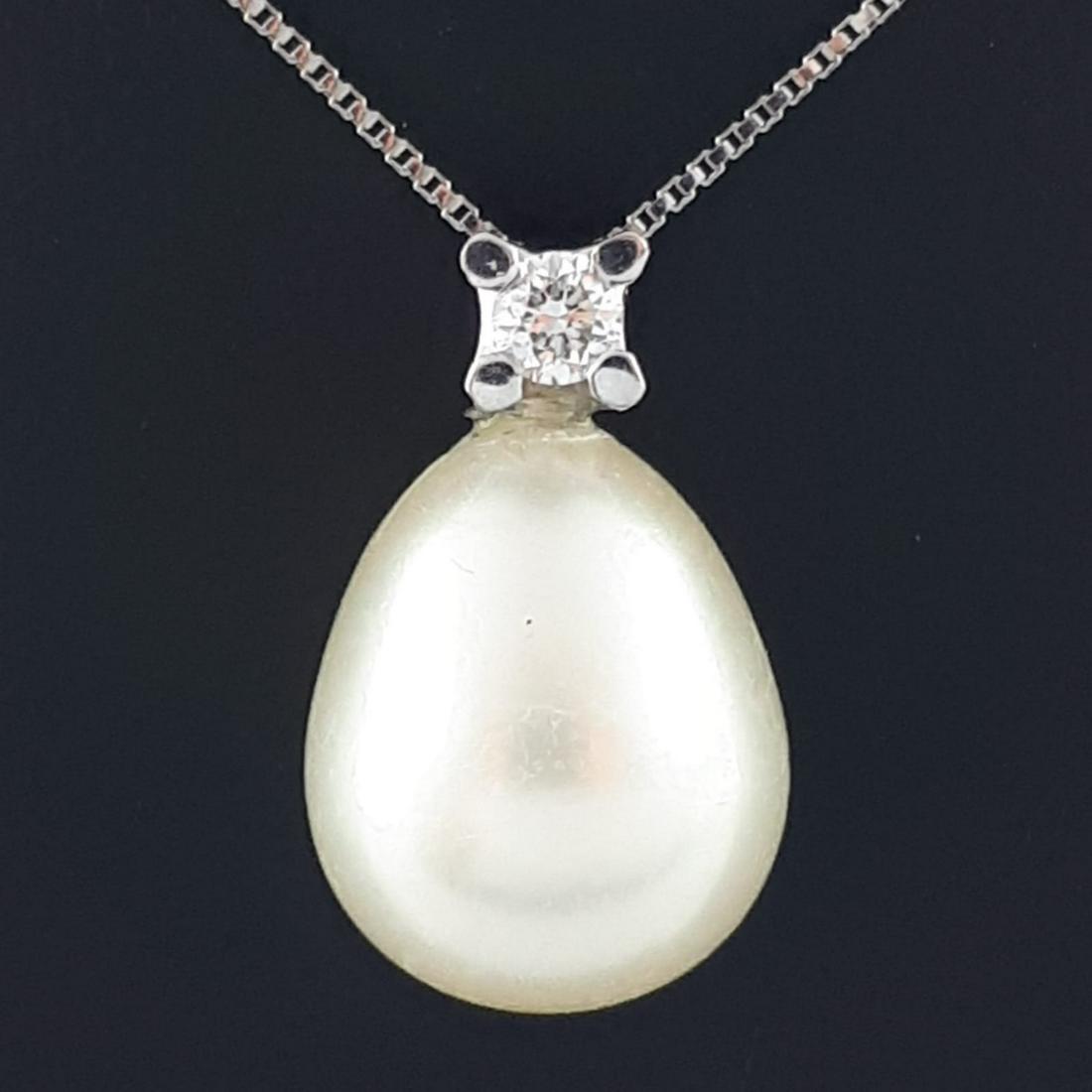 18K White Gold - Necklace: Necklace & Pendant Set Gender : Women Material : 18K White Gold 1 Brillant cut diamond 0,06 ct G colour and VS clarity 1 Pear shape fresh water pearl size :10mm Total Weight : 0,1 ozt. / 3,07 gr