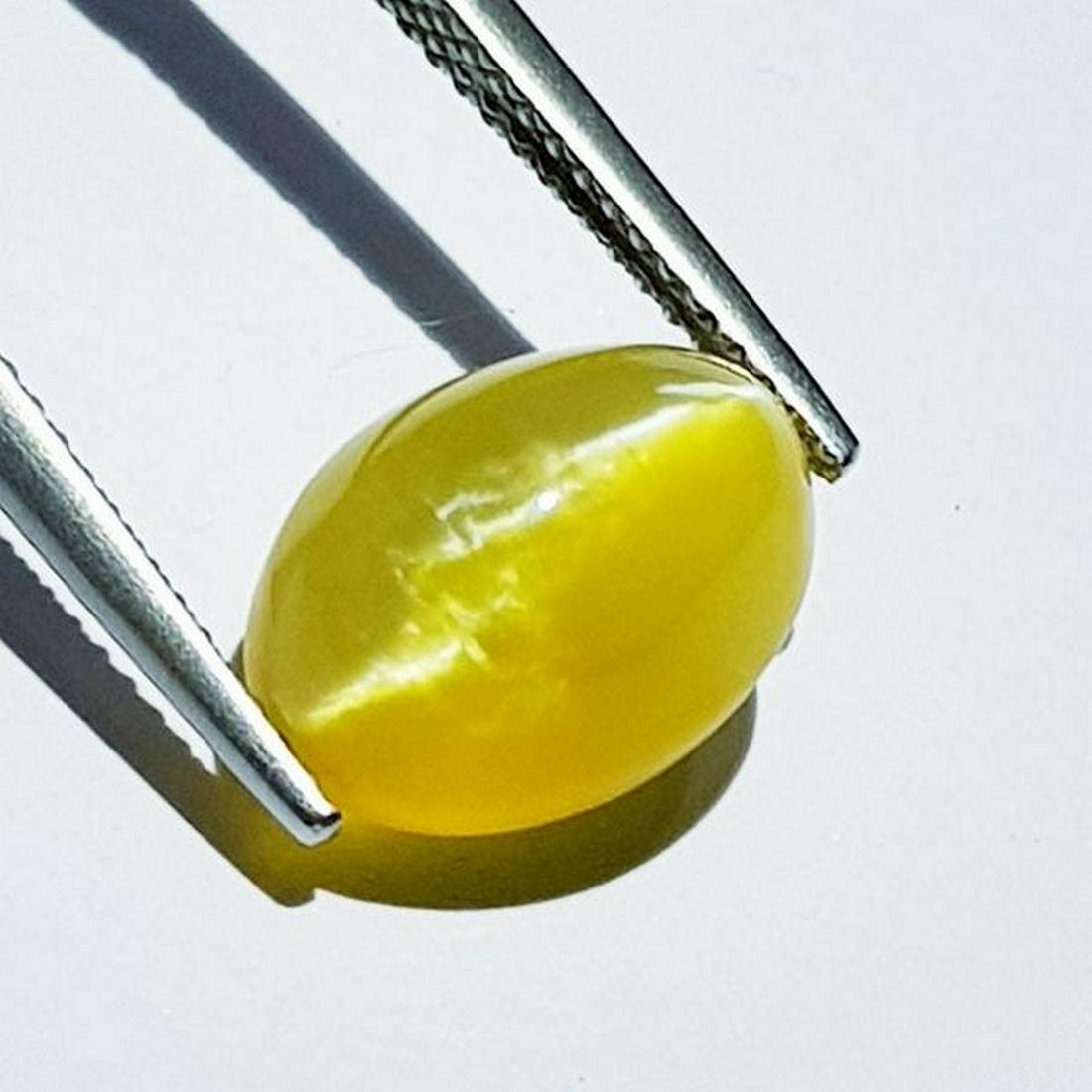 4.90 ct Natural Opal Cat's Eye: No Reserve! Title: 4.90 ct Natural Opal Cat's Eye Color/Clarity: Semi Transparent Gemstones: Loosegemstone Carat Weights: 4.9 Size/Dimensions: 12.30 x 8.60 x 8.10 Additional Information: Oval - Africa