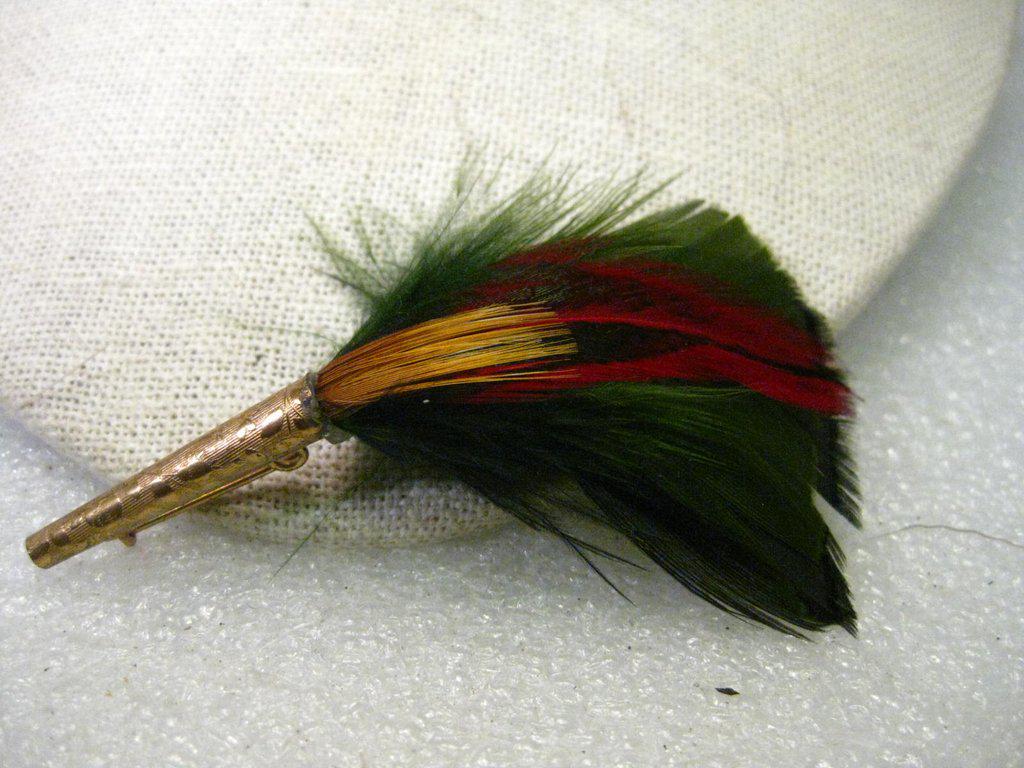 Vintage Multi-Feather German/Bavarian Hunter's Hat: This is a vintage Bavarian/German Stag Hunter's Brush Brooch that are still made today but this is believed to be mid-century. This has a textured gold tone simple cap with green and red feathers and 