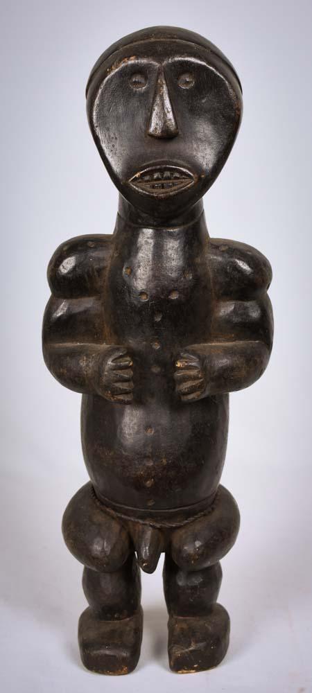 Ancestor figure – Wood – Nyamwezi – Tanzania: Nyamwezi carvers are famous for their figures which are usually carved out from a dark, heavy wood with a shiny surface. They tend to have elongated features with the statue`s face divided into two pl