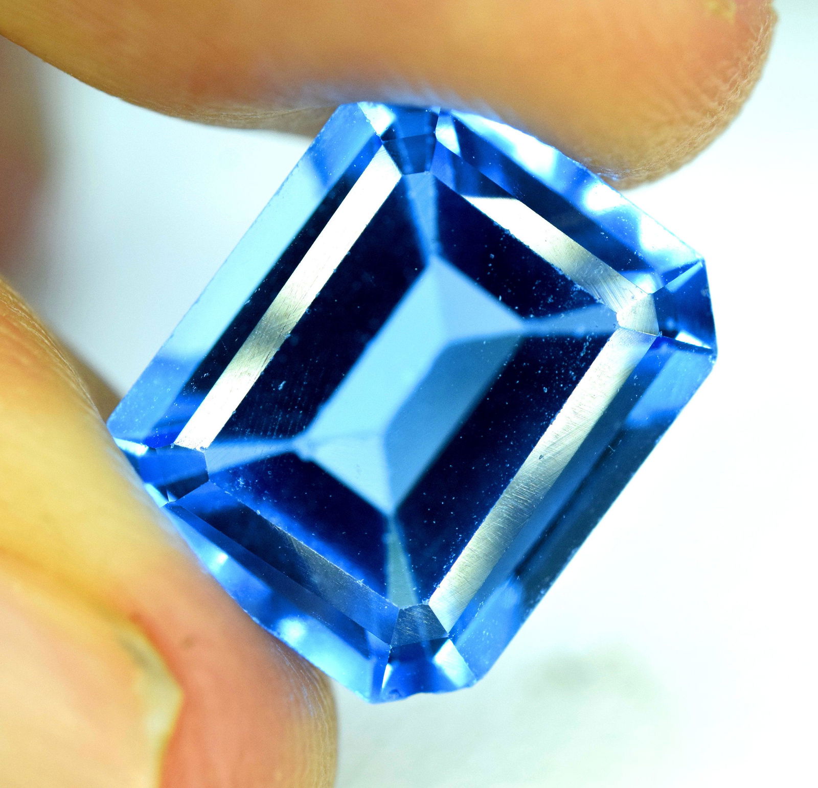 5.40 cts Oval Shape Cut Lovely Blue Topaz Gemstone (1 of 3)