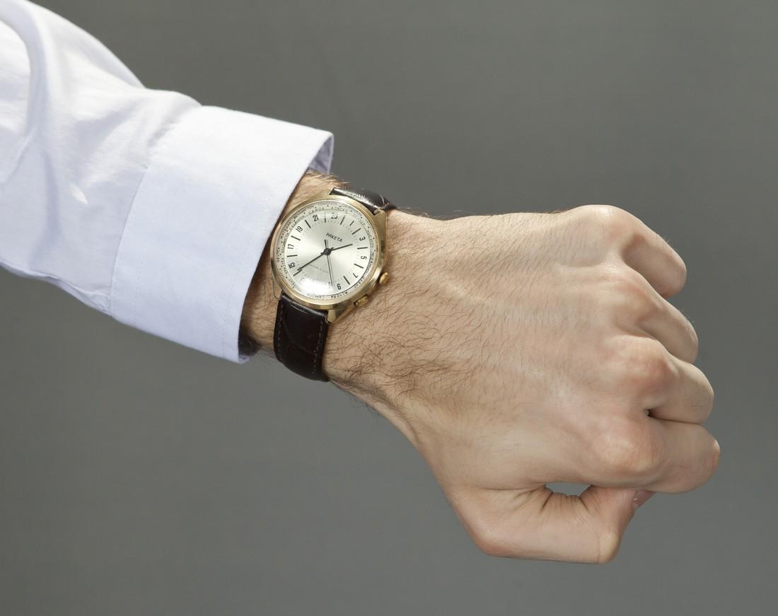 Raketa Vintage Men Wrist Watch / Russian Antique: Title: Raketa Vintage Men Wrist Watch / Russian Antique Watches Additional Information: MaterialsBand material: LeatherGoldRaketa vintage men wrist watch russian antique unisex white USSR watches. Men