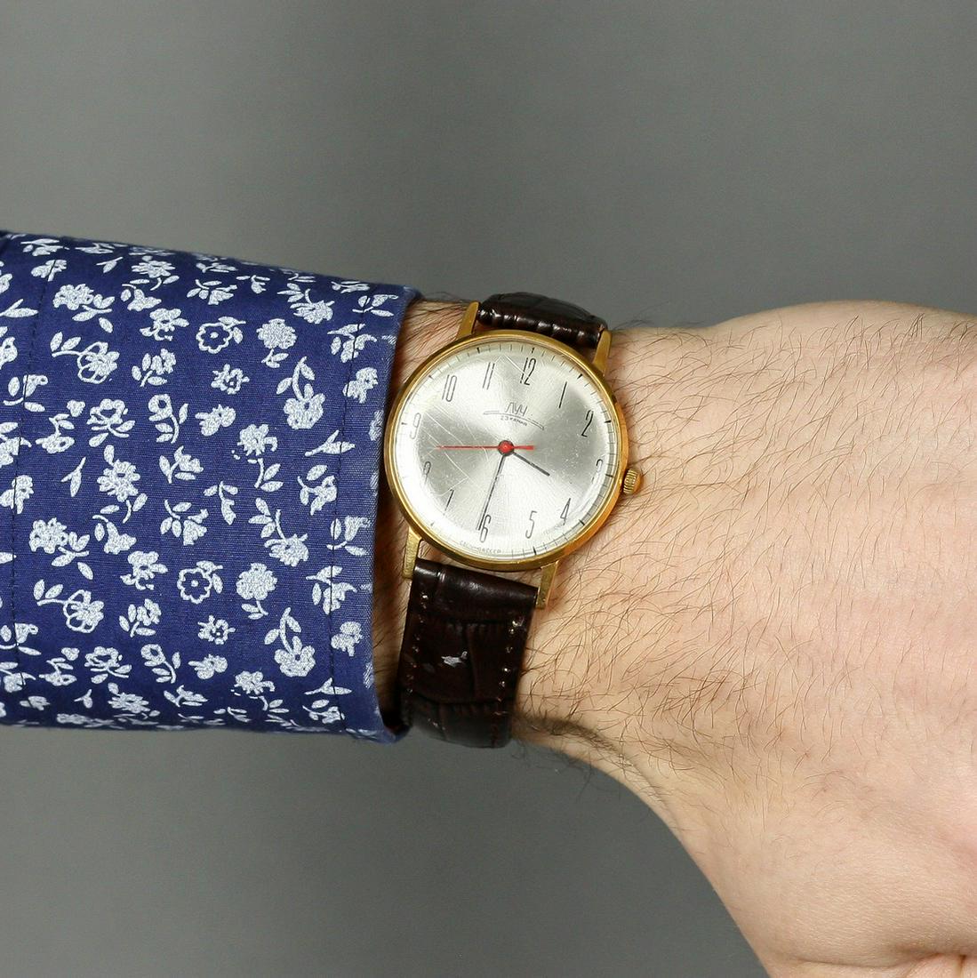 Luch Mechanical Vintage Men Wrist Watch / Russian: Title: Luch Mechanical Vintage Men Wrist Watch / Russian Antique Unisex White USSR Watches Additional Information: MaterialsBand material: LeatherGold, Stainless steelLuch vintage men wrist watch russ