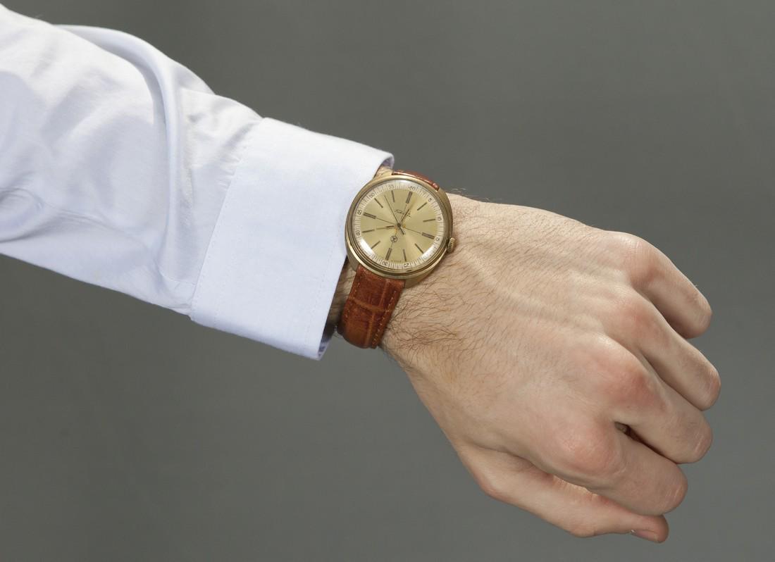 Raketa Vintage Men Wrist Watch / Russian Antique: Title: Raketa Vintage Men Wrist Watch / Russian Antique Watches Additional Information: MaterialsBand material: LeatherGold, Stainless steelRaketa vintage men wrist watch russian antique unisex white