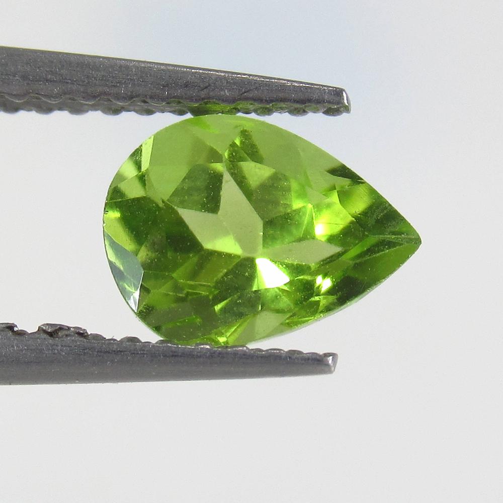 1.15 Ct Natural Pakistan Peridot Pear Cut: No Reserve! Title: 1.15 Ct Natural Pakistan Peridot Pear Cut Clarity: VVS Gemstone: Natural Peridot Carat Weight: 1.15 Size/Dimensions: 7.80 x 5.60 x 4.60 mm Additional Information: Top Class Luster /