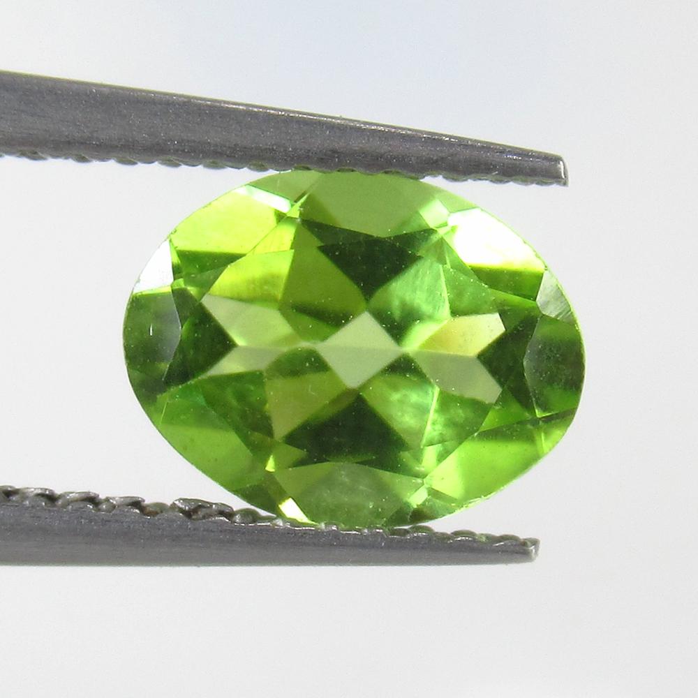 1.66 Ct Natural Pakistan Peridot Oval Cut: No Reserve! Title: 1.66 Ct Natural Pakistan Peridot Oval Cut Clarity: VVS Gemstone: Natural Peridot Carat Weight: 1.66 Size/Dimensions: 9.00 x 6.90 x 4.10 mm Additional Information: Top Class Full Lus