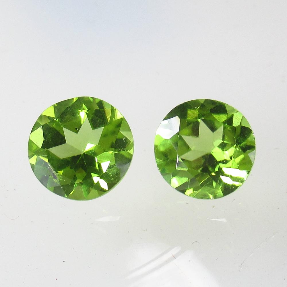 2.86 Ct Natural Pakistan Peridot Round Pair: No Reserve! Title: 2.86 Ct Natural Pakistan Peridot Round Pair Clarity: VVS Gemstone: Natural Peridot Carat Weight: 2.86 Size/Dimensions: 7.60 x 7.60 x 4.60 mm / 2 PC's Additional Information: Top Cla