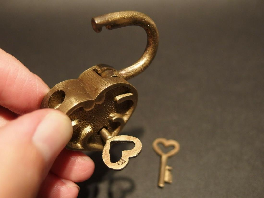 Cast Iron Trunk Chest Box Heart Padlock w Key: 2" Tall x 1 3/8" Wide Just wonderful heavy duty antique reproduction iron padlock with keys. Fully functional, looks great on an old truck or chest! Reserve: $15.00 Shipping: Domestic: Flat-rate of $6