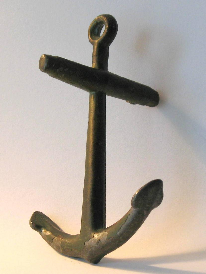 Vintage cast iron anchor paperweight. (1 of 3)