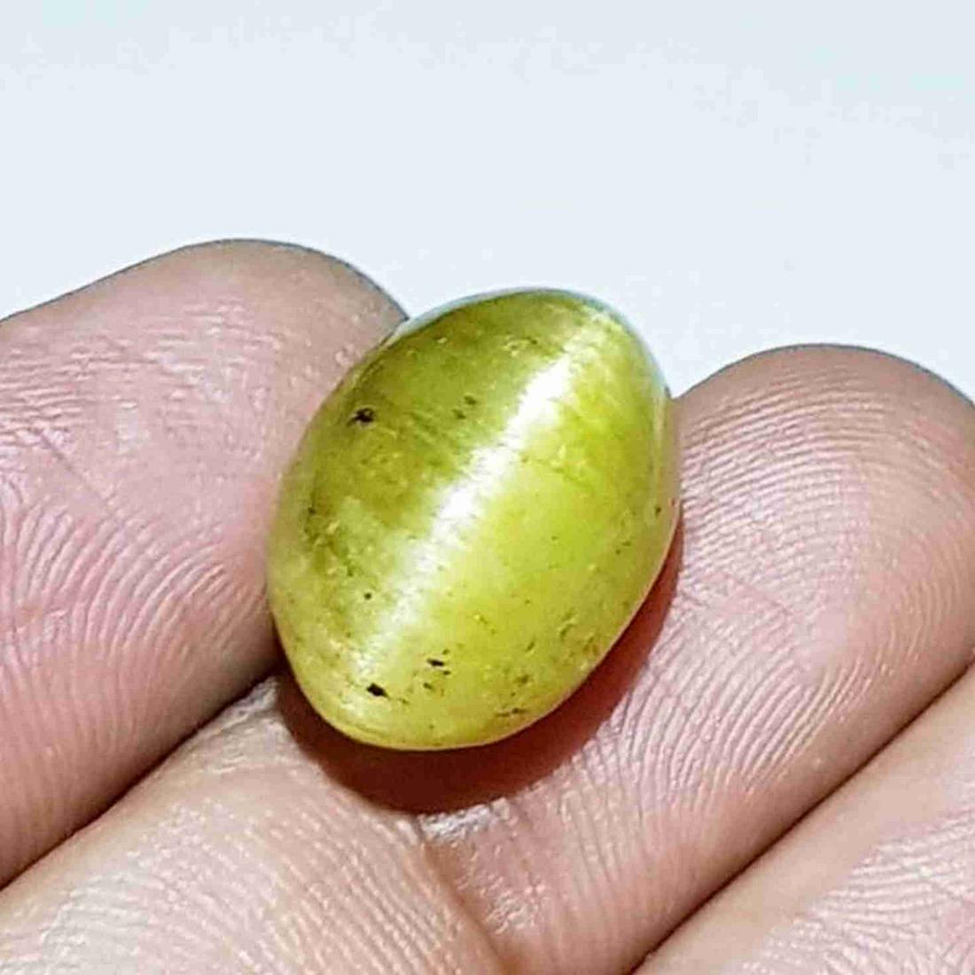 17.87 ct Natural Apatite cat's Eye: No Reserve! Title: 17.87 ct Natural Apatite cat's Eye Color/Clarity: Semi Transparent Gemstones: Loosegemstone Carat Weights: 17.87 Size/Dimensions: 16.80 x 10.75 x 10.85 Additional Information: Oval 