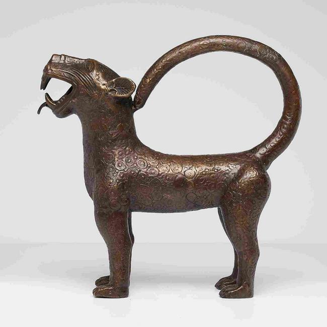 African bronze - Benin Leopard Sculpture: Title: African bronze - Benin Leopard Sculpture Maker: Unknown Origin: Edo - Kingdom of Benin - Nigeria Date/Period: 2013 Materials:Bronze Dimensions:Measurement per Leopard statue. Height: 40cm / 15.