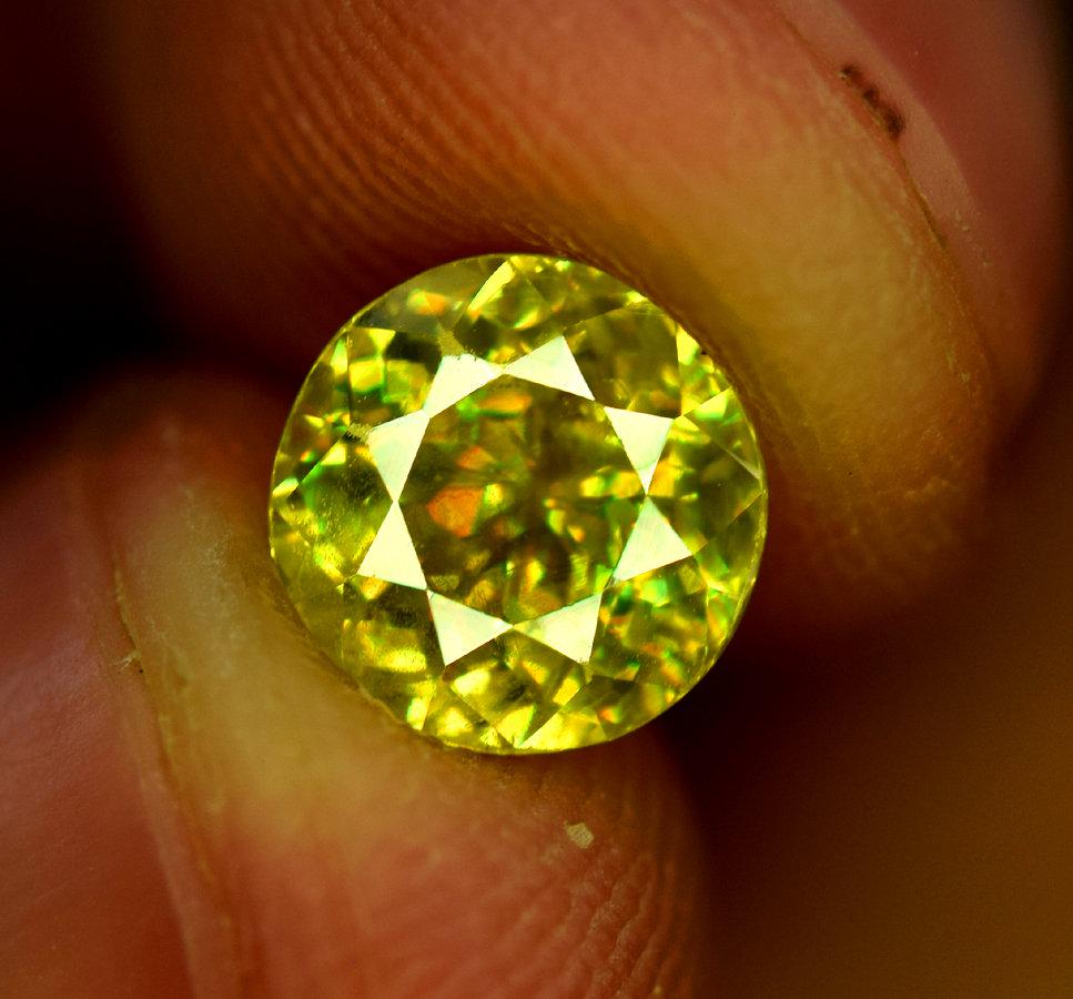 Chrome Sphene from Skardu Pakistan - 1.15 Carats -: Materials sphene titanite, full fire, rare Description AAA Color Full Fire Natural Chrome Sphene from Skardu Pakistan - Weight : 1.15 cts Dimensions : 6*6*4 mm Origin : Skardu Pakistan Treatment : Nat