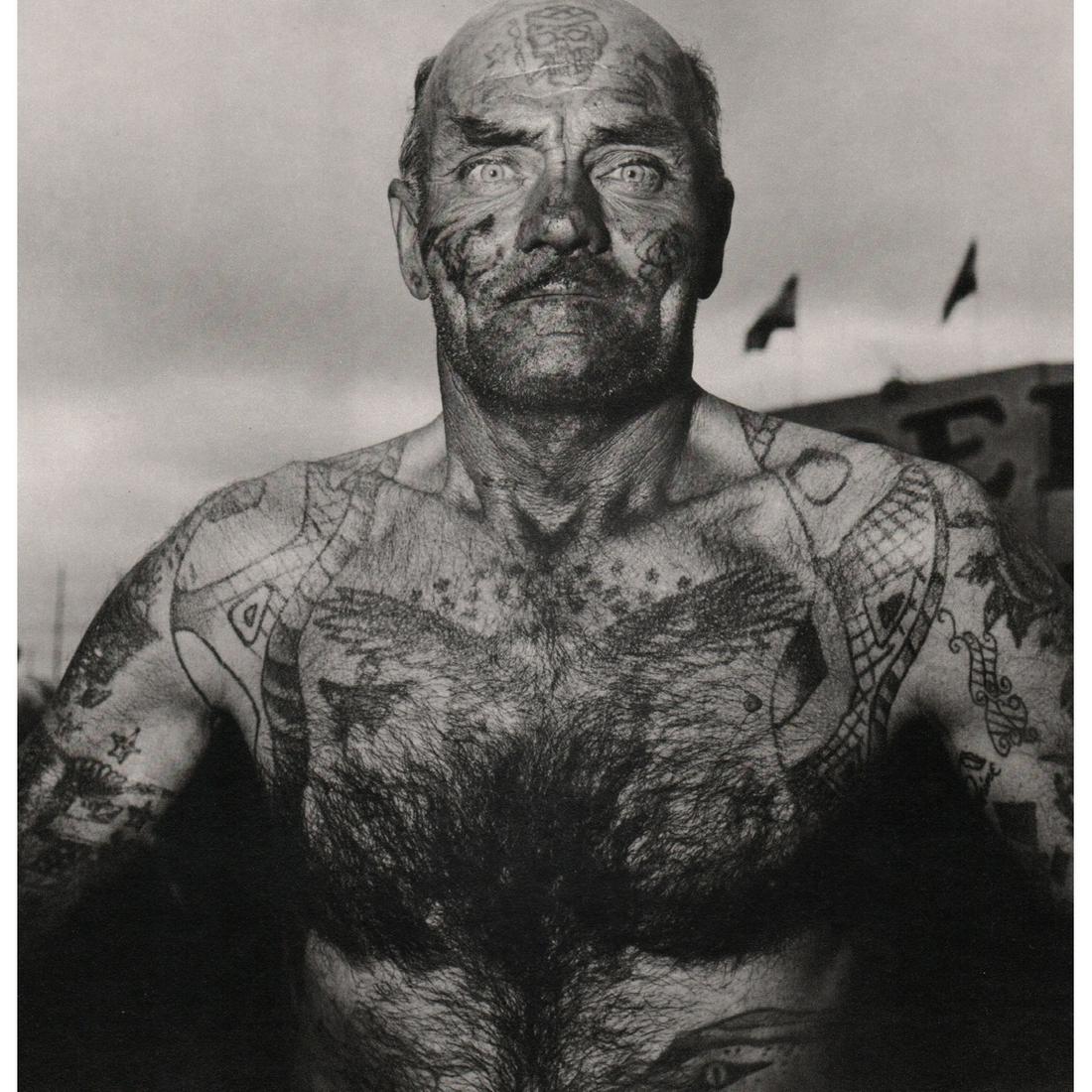 DIANE ARBUS - Tattooed man at a Carnival, Maryland 1970: Artist: DIANE ARBUS Print Title: Tattooed man at a Carnival, Maryland 1970 Limited Edition folio 653/1000 Medium: Sheet-Fed Gravure Printed in 1979 Printed in Italy Image Size approx: 10 x 10 inches D