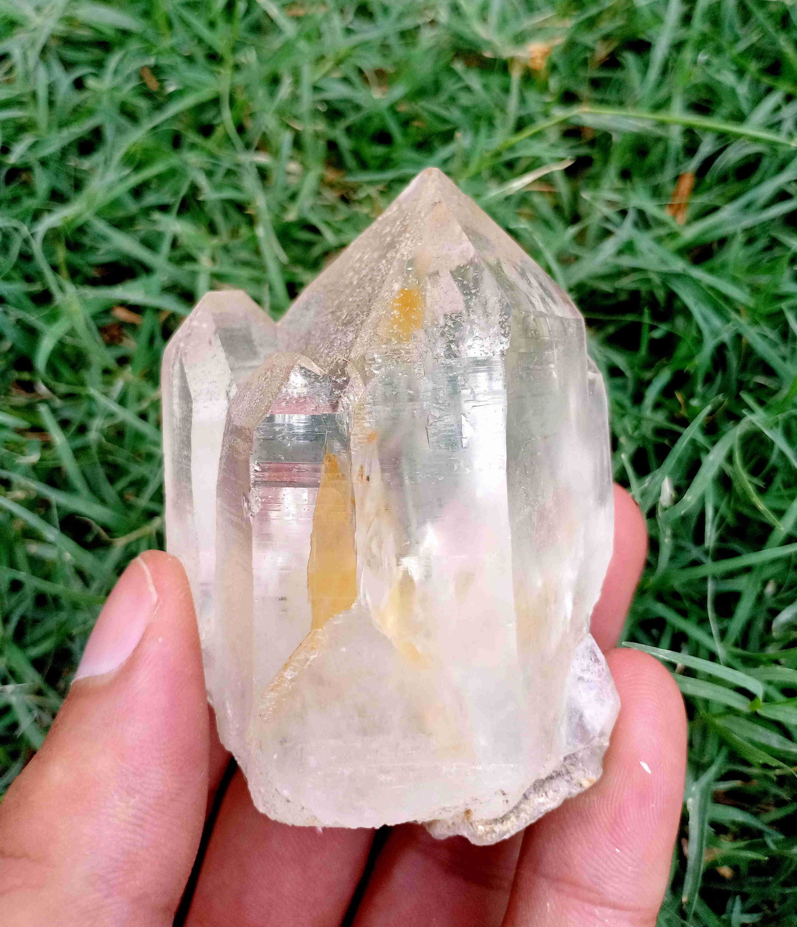 186 Gram Beautiful Clean Quartz Specimen: Title: 186 Gram Beautiful Clean Quartz Specimen Treatment: Natural Weight: 186 Gram Size/Dimensions: 72x49x44 mm Origin: Pakistan Reserve: $25.00 Shipping: Domestic: Flat-rate of $15.00 to anywhere wi