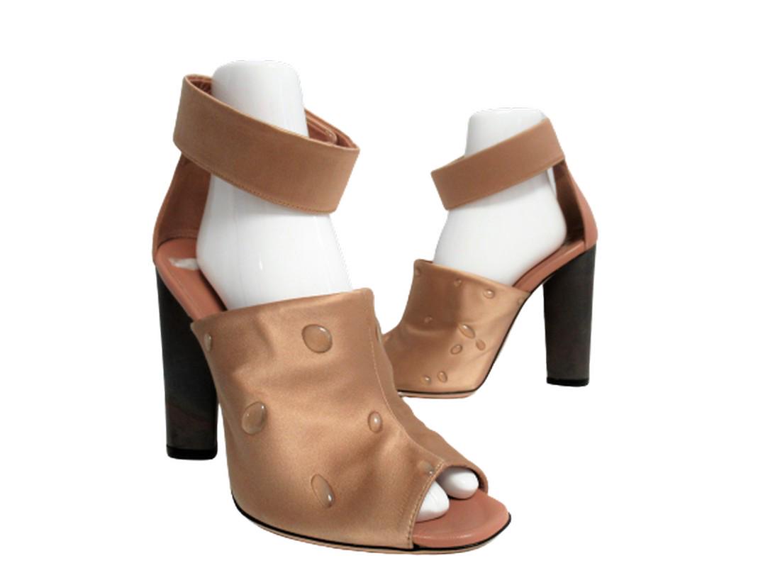 "Vionnet" Nude leather silk and leather sandals Size: Title: "Vionnet" Nude leather silk and leather sandals Size 40.5 EU / 8 ½ US Materials: Leather / fabric Size: Size: 40.5 IT / 40.5 EU / 8 ½ US. MEASUREMENTS: Internal sole length 26 cm. High heel 1