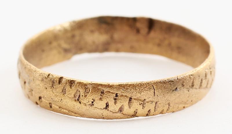 ANCIENT EUROPEAN WEDDING RING C.1400-60 JEWELRY SZ 9: Gilt bronze, size 9. 4.3mm width band of low rounded section with overall spiral motif of a concave band flanked by hound’s tooth bands. See Medieval Jewelry in Europe 1100-1550, V & A Museum, pl..