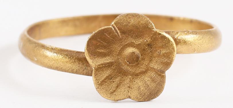 ENGLISH WEDDING RING SIZE 7 ½: Tudor Period, the Period of Henry VIII and Elizabeth I. Size 8 with narrow 2.0mm rounded face band. The bezel as a five petal flower, perhaps representing the Tudor rose. The ring of a common person,