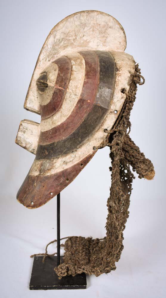 Male Mask – Wood, Rope – Kifwebe – Songye – Congo DRC: Georgeous Kifwebe mask from the SONGYE tribe of D.R. Congo. They are called Kifwebe, which means `mask`in the Songye language. The object is a male mask with projecting mouth, triangular nose, pierced