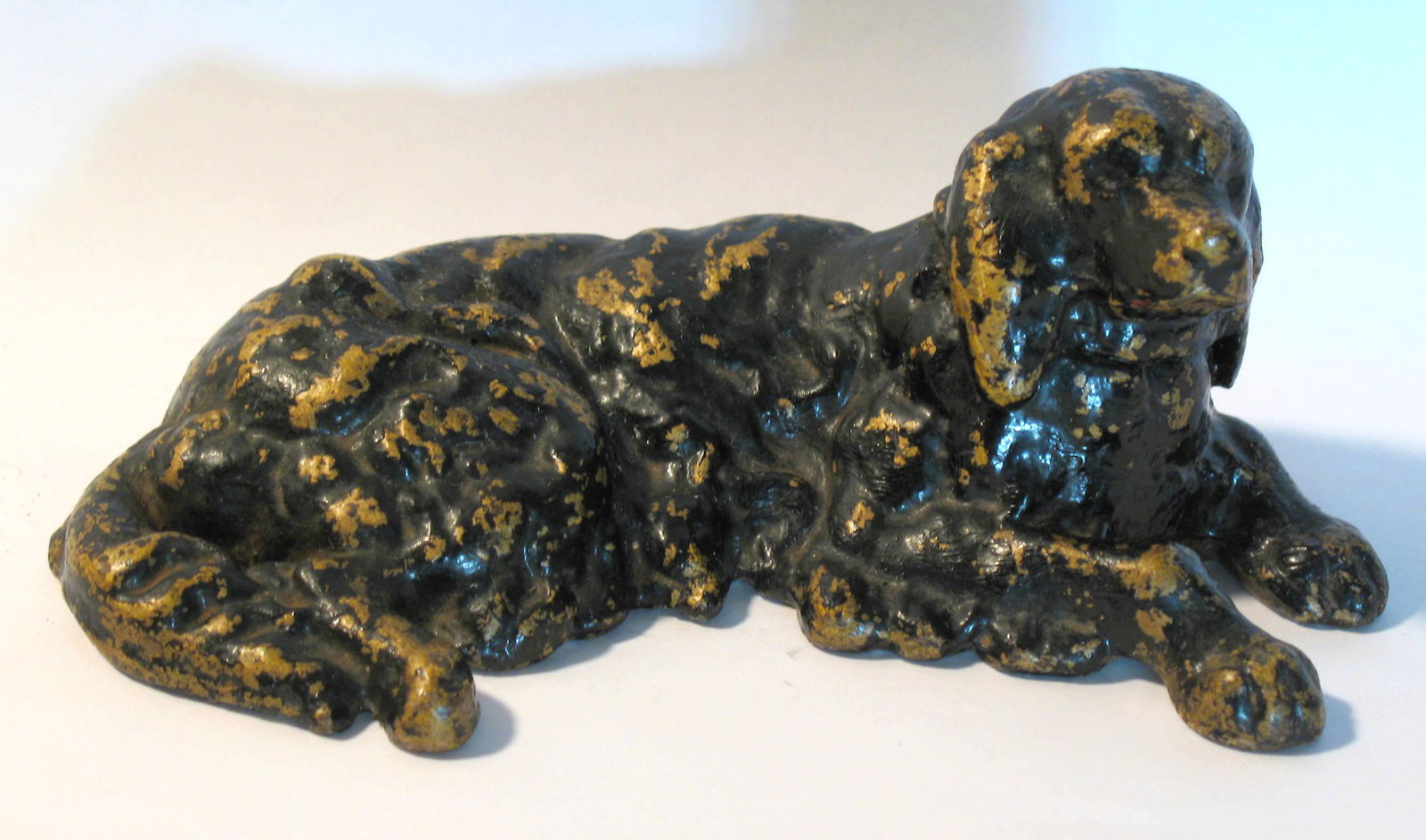 Vintage reclining dog paperweight dated 1905. (1 of 2)