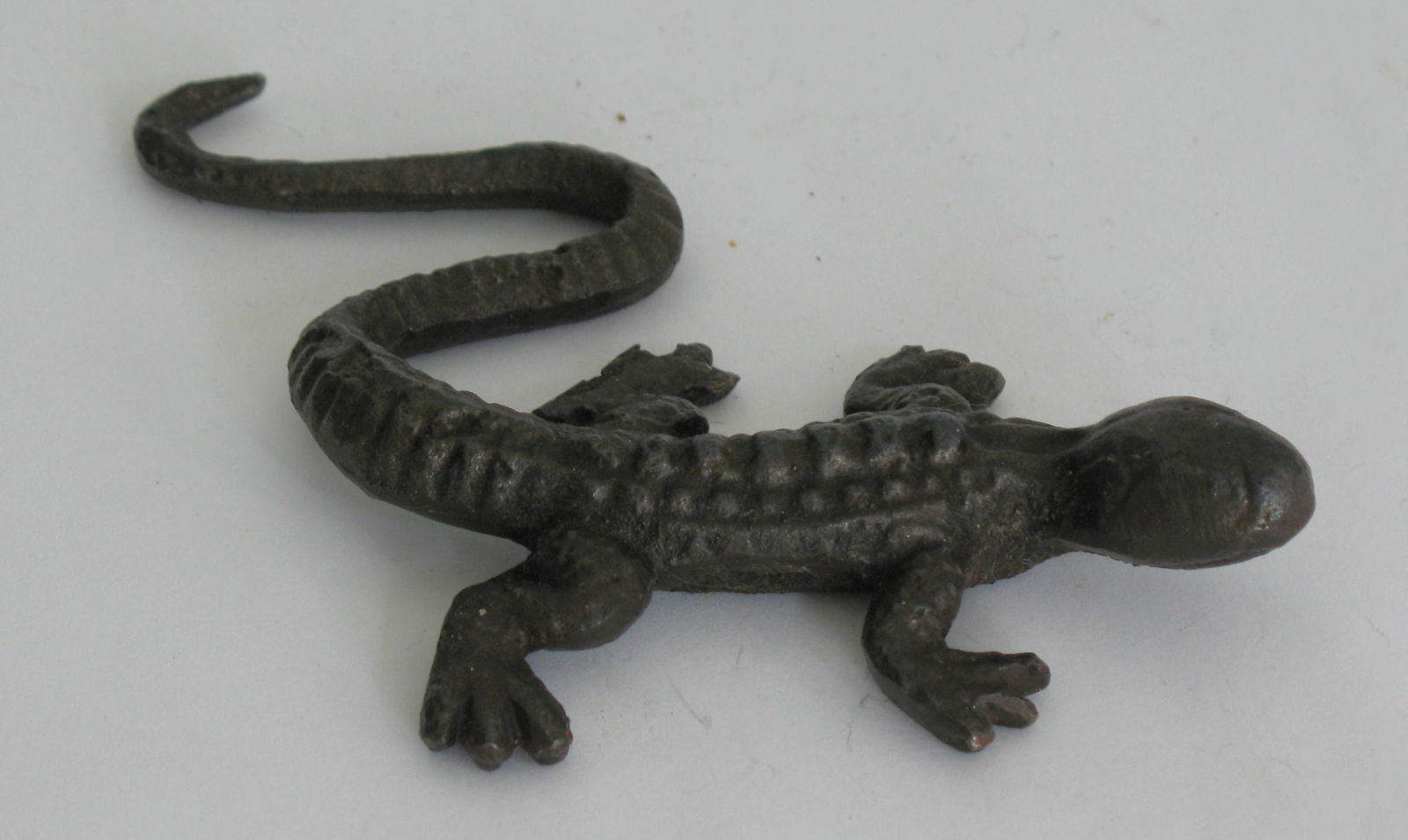 Vintage cast iron lizard paperweight. (1 of 4)