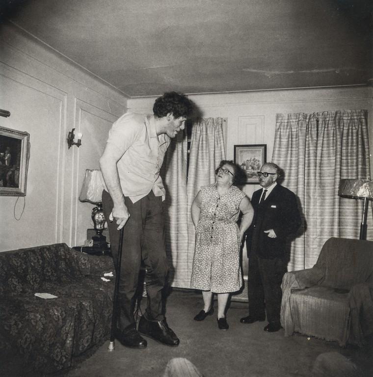 DIANE ARBUS - Jewish Giant Home with Parents, Bronx (1 of 1)