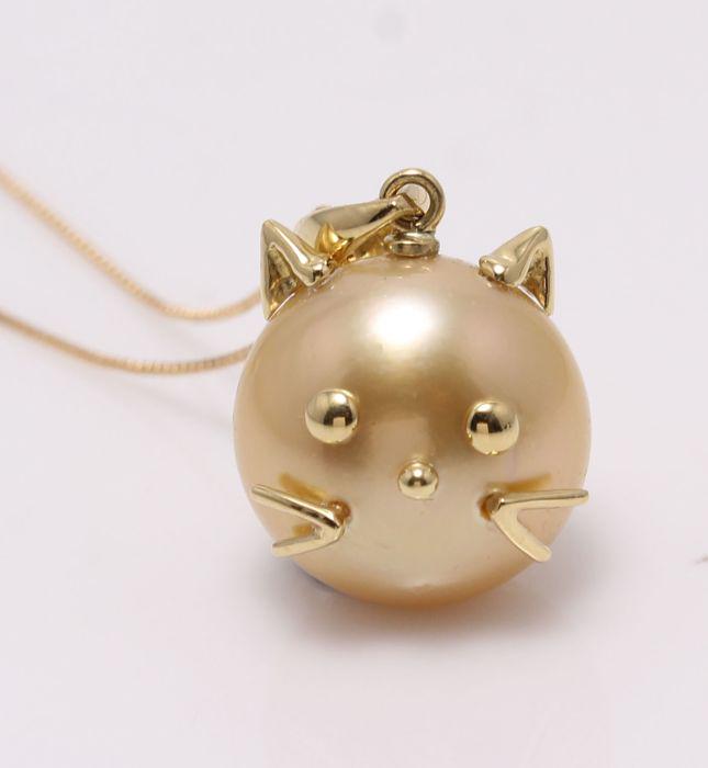 18 kt. Yellow Gold - 11.4mm Golden South Sea Pearl -: Description: This unique pendant is finely modelled in the form of a cat ! Emerging from the warm oceans of Indonesia, the South Sea pearl has a deep golden honey colour with a rich luster and feature