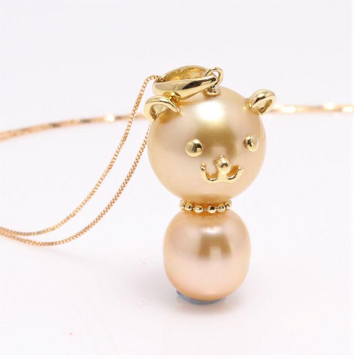 18 kt. Yellow Gold - 9x12mm Golden South Sea Pearls -: Description: This unique pendant is finely modelled in the form of a bear ! Emerging from the warm oceans of Indonesia, the South Sea pearls have a deep golden honey colour with a rich luster and feat