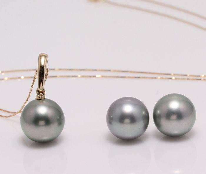 18 kt. Yellow gold - 11x12mm Round Tahiti Pearls -: Description: Emerging from the tropical lagoons of French Polynesia, these 3 pearls have a natural beautiful tahitian silvery grey colour with eye catching green hues. The pearls are perfectly round w