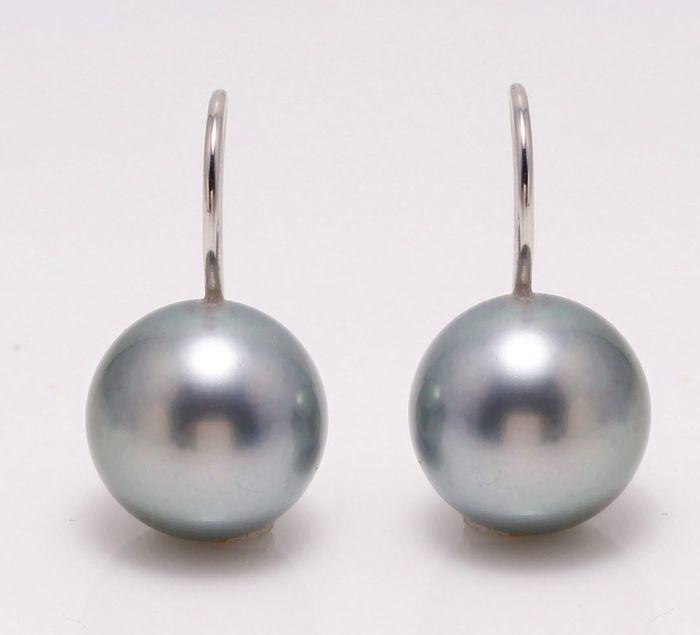 18 kt. White Gold - 11x12mm Round Tahitian Pearls -: Description: Emerging from the tropical lagoons of French Polynesia, these Tahitian pearls have been hand selected for their natural beautiful grey green colour and lustrous shine. They look beautiful