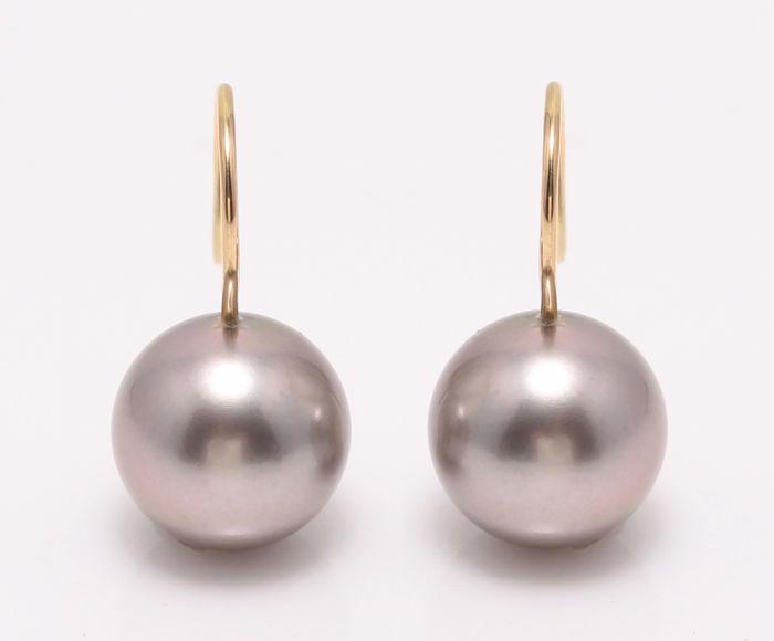 18 kt. Yellow Gold - 11x12mm Round Tahitian Pearls -: Description: Emerging from the tropical lagoons of French Polynesia, these Tahitian pearls have been hand selected for their natural beautiful tahiti green colour and lustrous shine. They look beautif