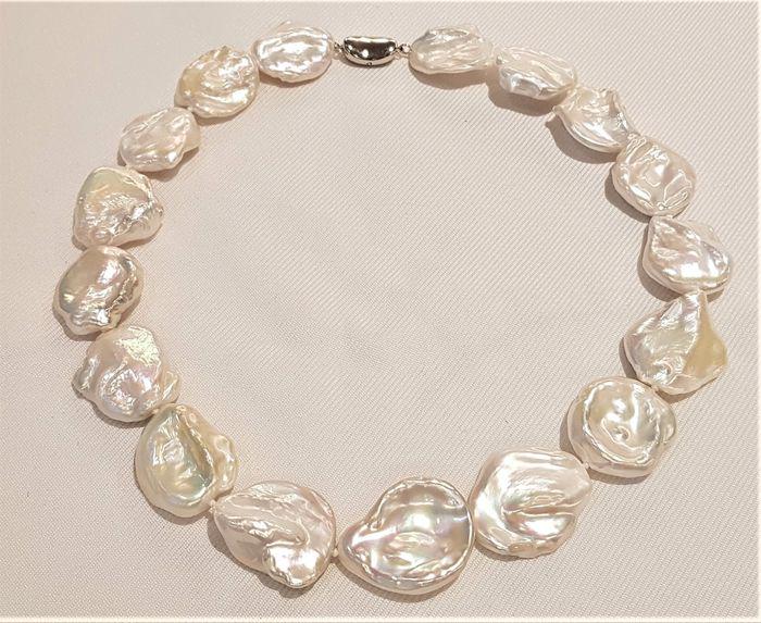 925 Silver - 18x22mm Cultured Pearls - Necklace: Description: This necklace counts 17 pearls and is unique for its dimensional big baroque shapes and its eye catching colour. The freshwater pearls were hand selected for their high lustre and natural