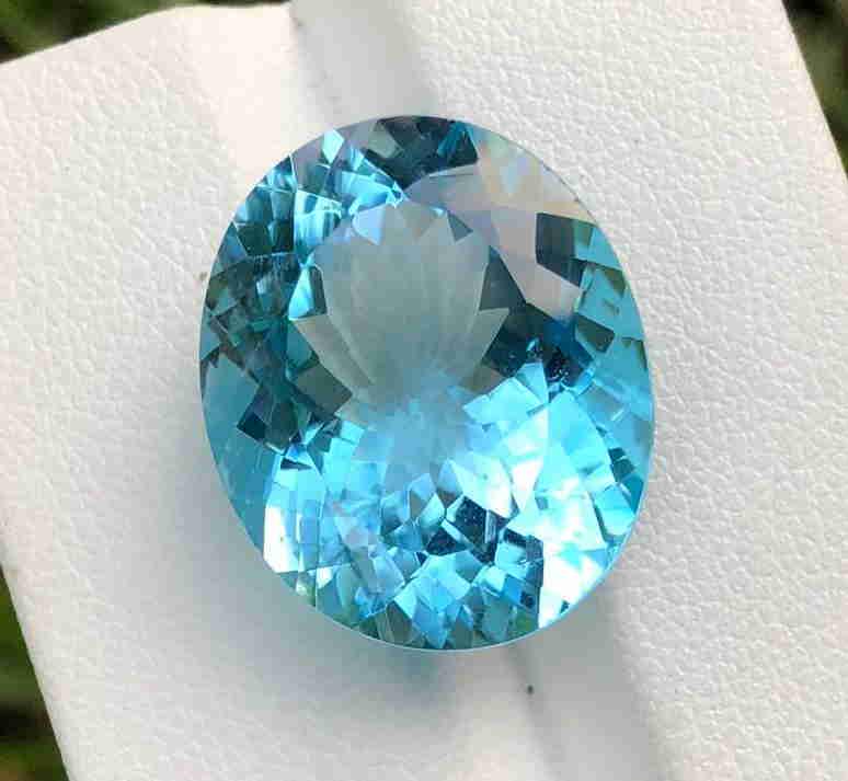 22.5 Carats Natural Swiss Blu Topaz Oval Cut~20x16x10 (1 of 4)
