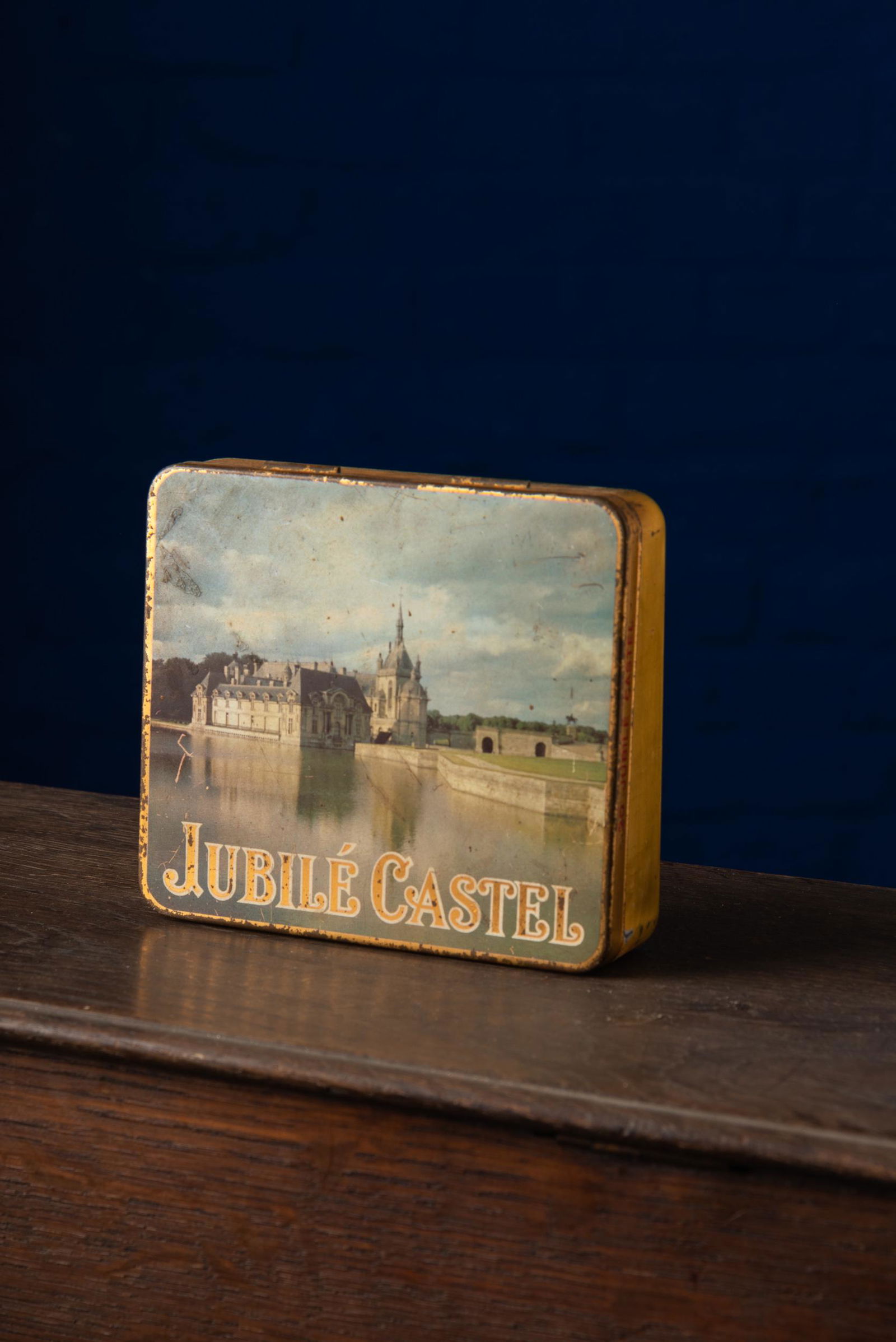 Vintage tin depicting a castle in nature: Vintage tin depicting a castle in nature (on outside and inside of box) Brand: Jubilé Dimensions: 2,3 cm x 11 cm x 12,5 cm Material: Metal This lot will be packed with the utmost care and shipped wit